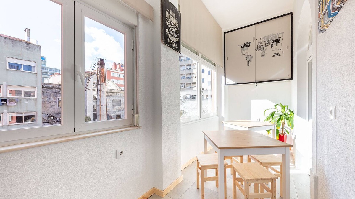 Sao Jorge de Arroios Apartment | 4 rooms apartment with air conditioning, stove top, kettle and washing machine.