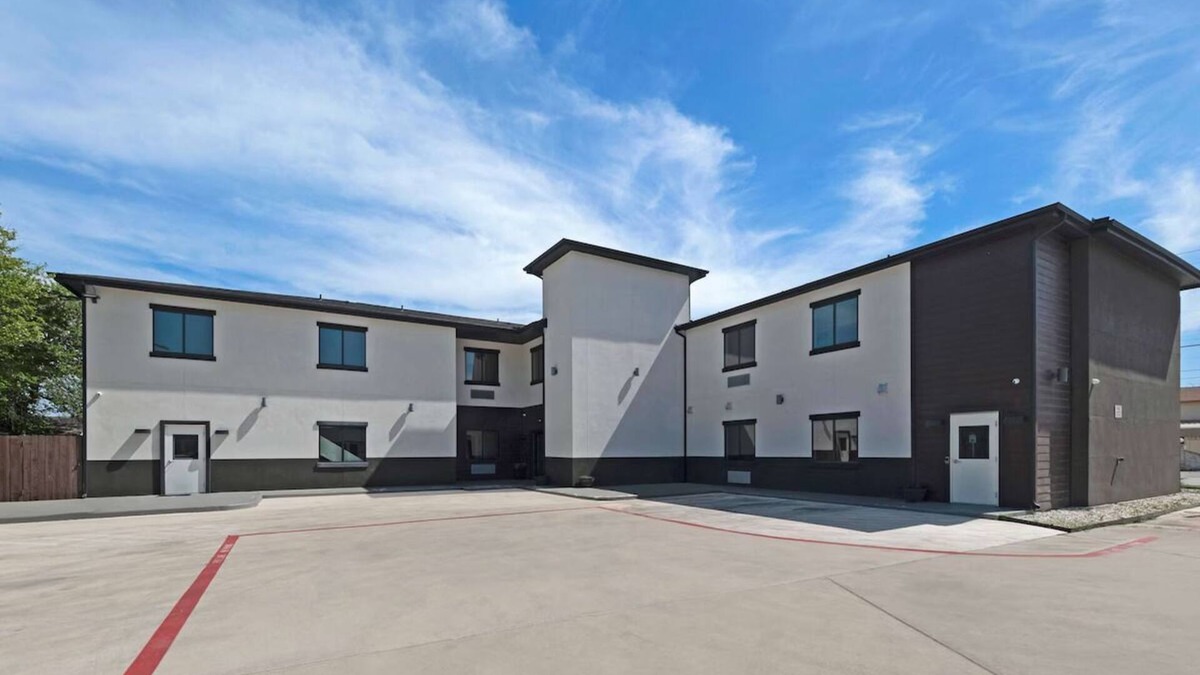 Eastside Promise Neighborhood Hotel | 4 Rooms w/Free Breakfast Ideal for Travelers on I-10 & 1-35 - Easy Access