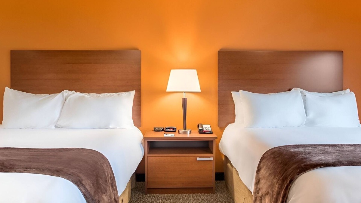 Wixom Hotel | 4 Rooms with Fully Equipped Kitchen - Stay Conveniently Near Major Attractions