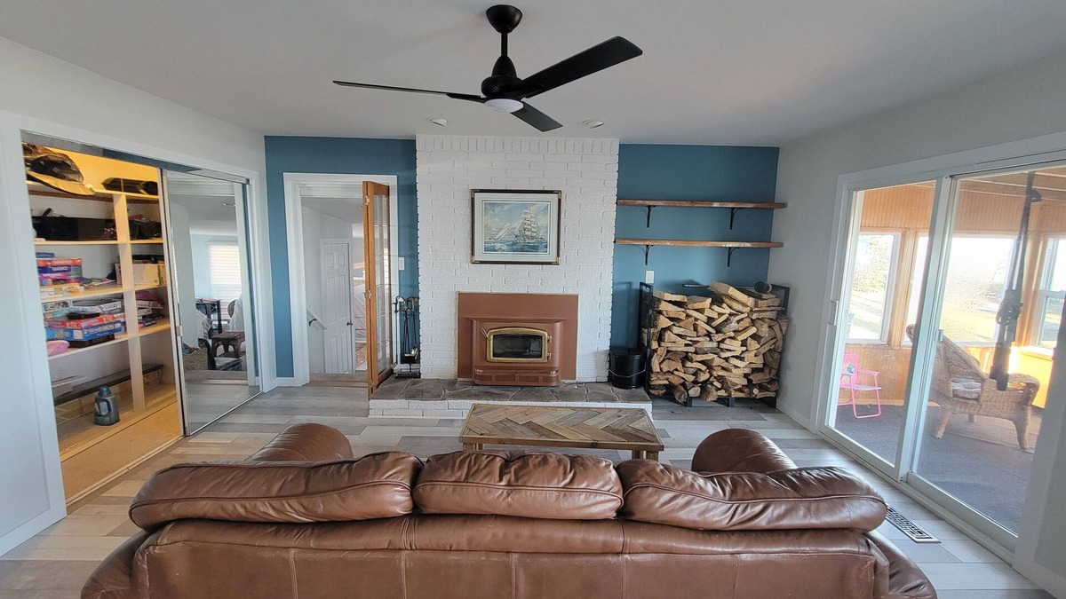 Leamington Cottage | (4 season) Lake, hot tub, beaches and family fun