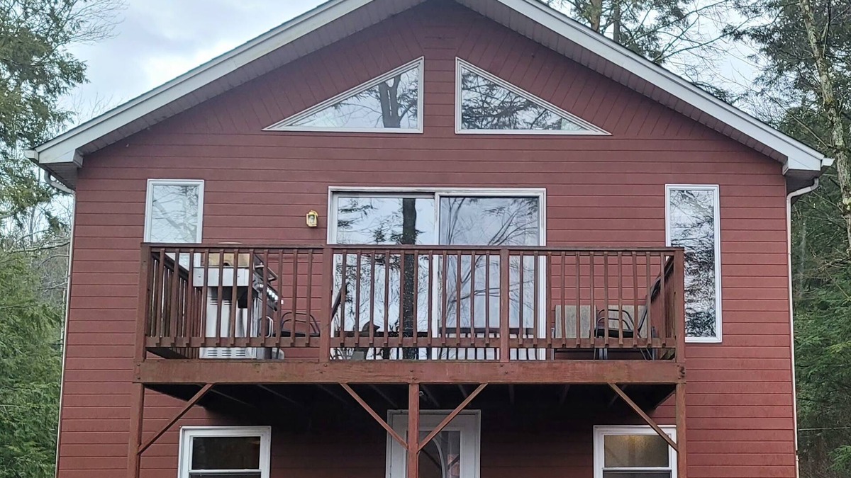 White Haven Cottage | 4 Season Lakefront Getaway: Hot tub, Skiing, +MoreSeason