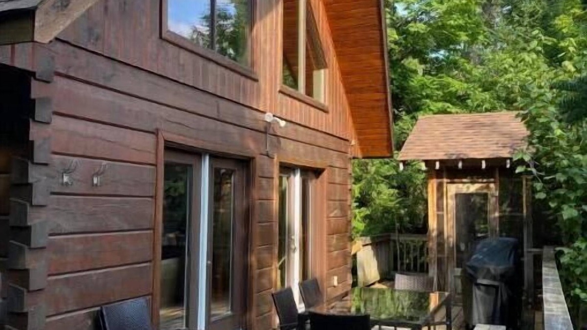 Dysart et al Cottage | 4 season log cottage on Kennisis Lake