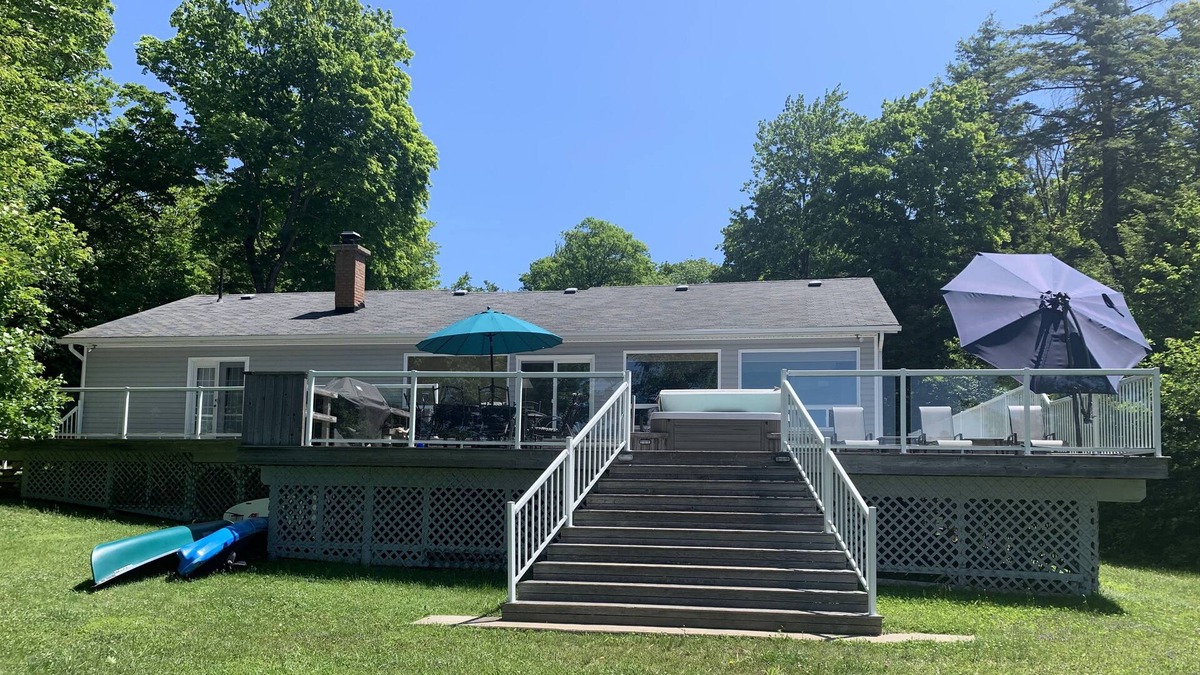 Bala Cottage | 4 Season Muskoka Cottage with Beach and Hot Tub