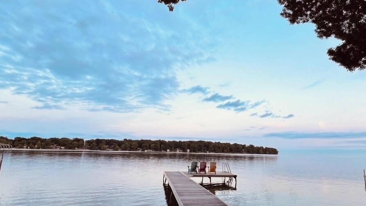Orillia Cottage | 4 seasons waterfront cottage with hot tub on Lake Simcoe