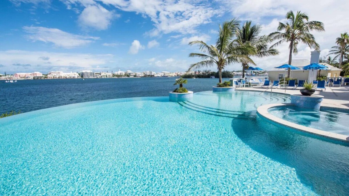 Paget House | 4 Spacious Units! Outdoor Pool, FREE Parking Close to Queen Elizabeth Park!