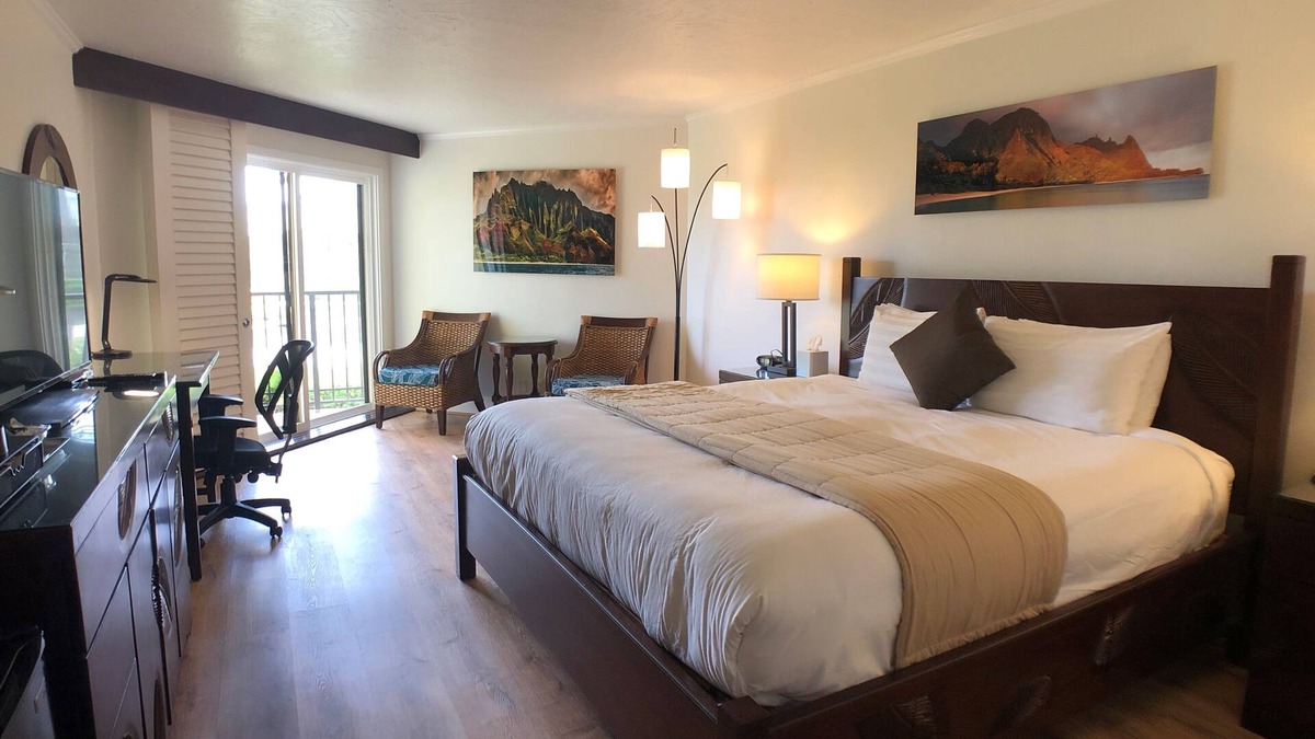 Hanamaulu Resort | 4 Star Beachfront Resort - Steps to Beach, Pools, Jacuzzi, Pool Bar, Restaurants