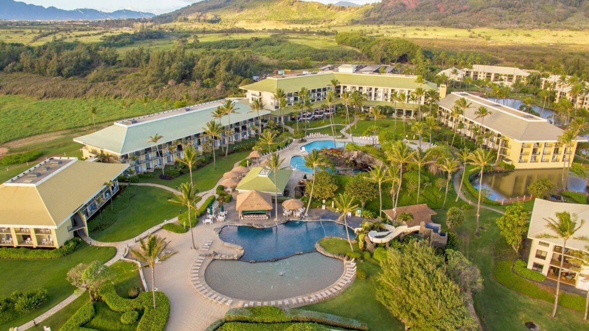Hanamaulu Resort | 4 Star Beachfront Resort. King Bed. Lanai. AC. Restaurant. Pool. Gym. Spa.