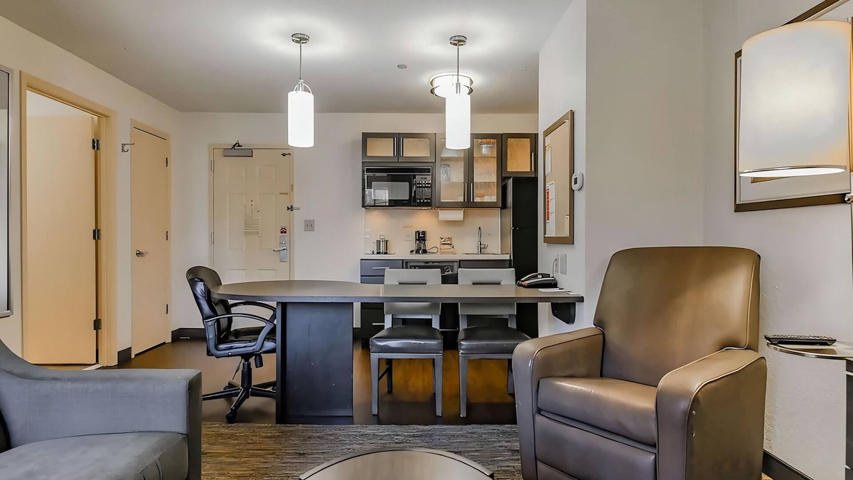 Braintree Hotel | 4 Units | Spacious Boston Suburb Stay | Family Getaway Near Aquarium & Fenway