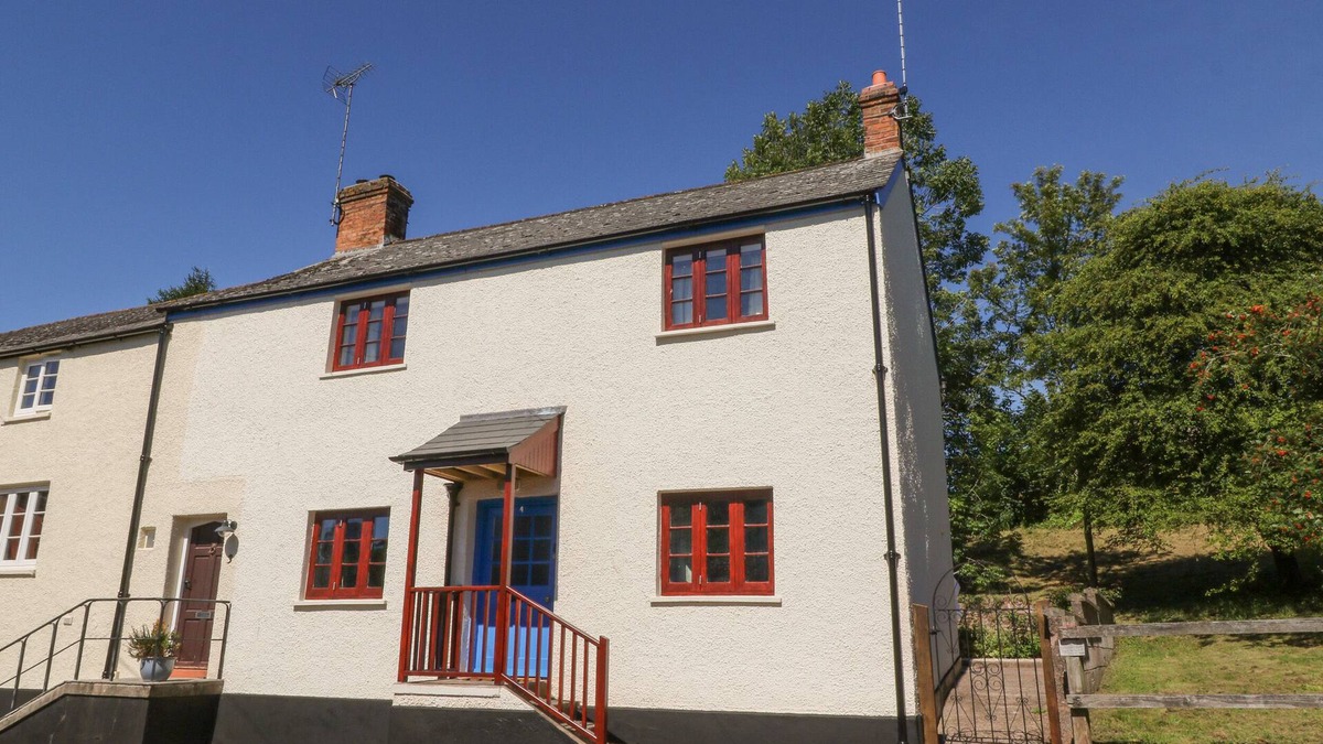 Long Barn Cottage | 4 VICTORIA TERRACE, pet friendly, with open fire in Bishop's Lydeard
