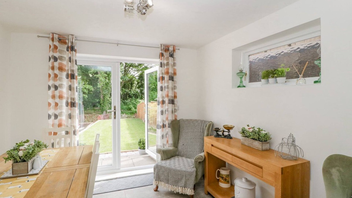 Mordiford House | 4 WALLFLOWER ROW, pet friendly, with a garden in Hereford