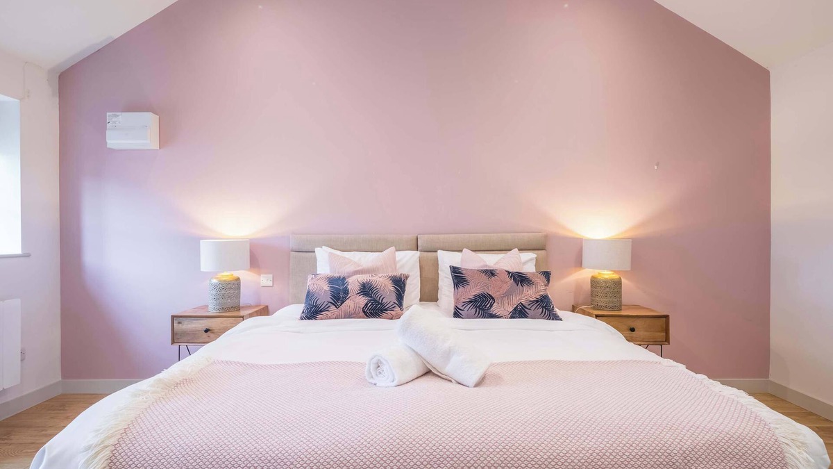Cambridge Ski Chalet | 4 x Newly refurbished private access rooms with ensuites - restaurant on-site!