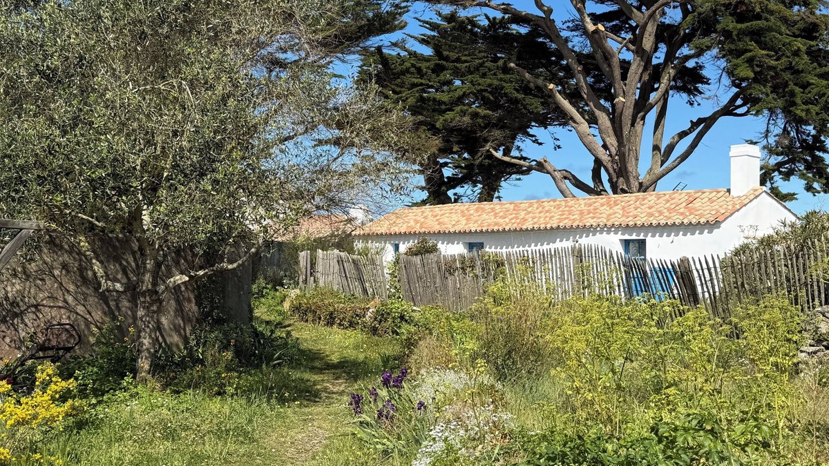 Noirmoutier-en-l'Ile House | 40 m from the beach, bourrine vendéenne, charm, simplicity, enclosed garden, peaceful setting