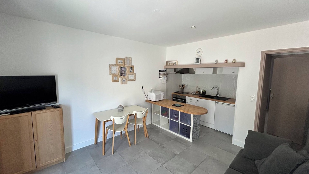 Gard Rhodanien Apartment | 40 m2 apartment with small terrace and parking space