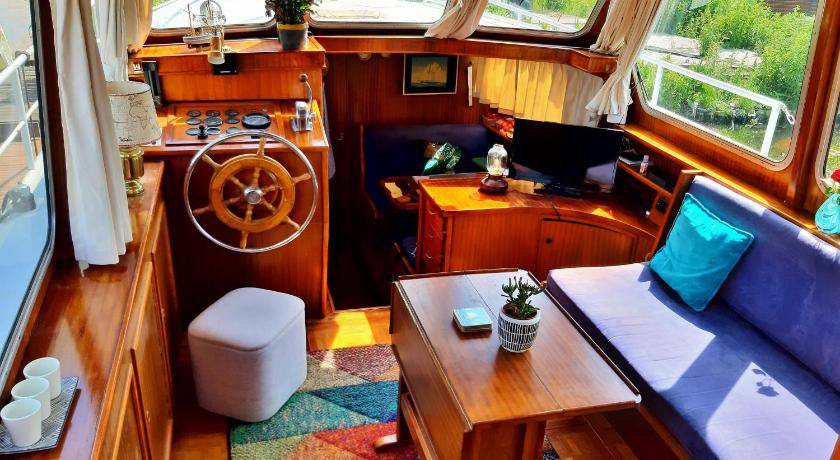 Amsterdam South Boat Rental | 40 m² Houseboat ∙ 2 bedrooms ∙ 4 guests