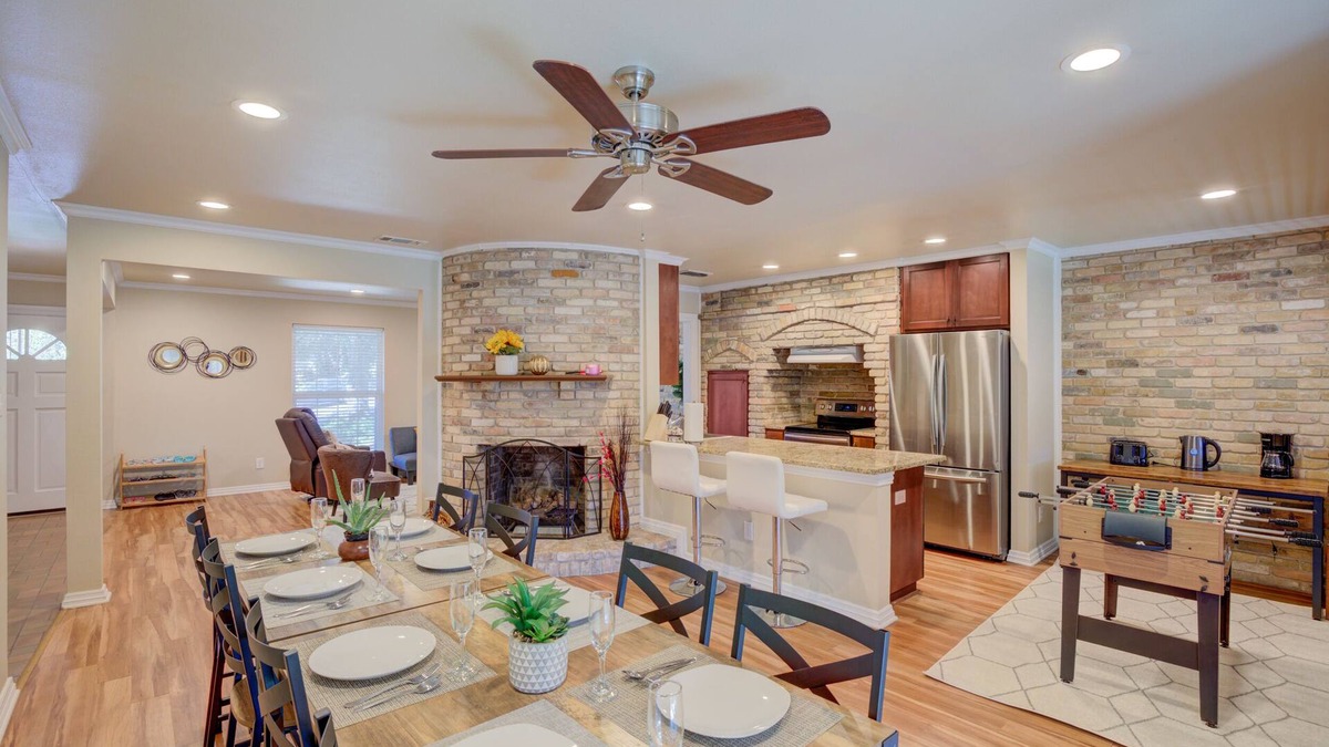 San Antonio House | 40% Monthly Discount Beautiful 4 BRs, Central, Covered Patio, Cozy Desi
