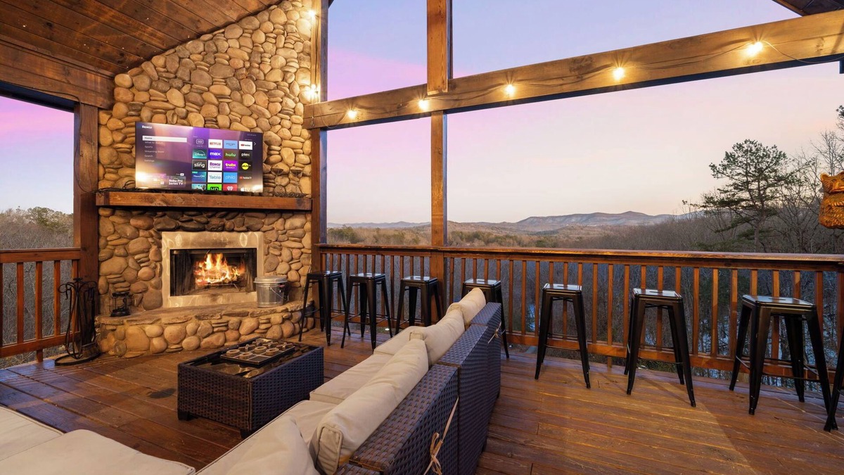 Blue Ridge Cabin | 40% Off 10 Min to Downtown OMG Views Private Hot Tub Deck Firepit Game Room