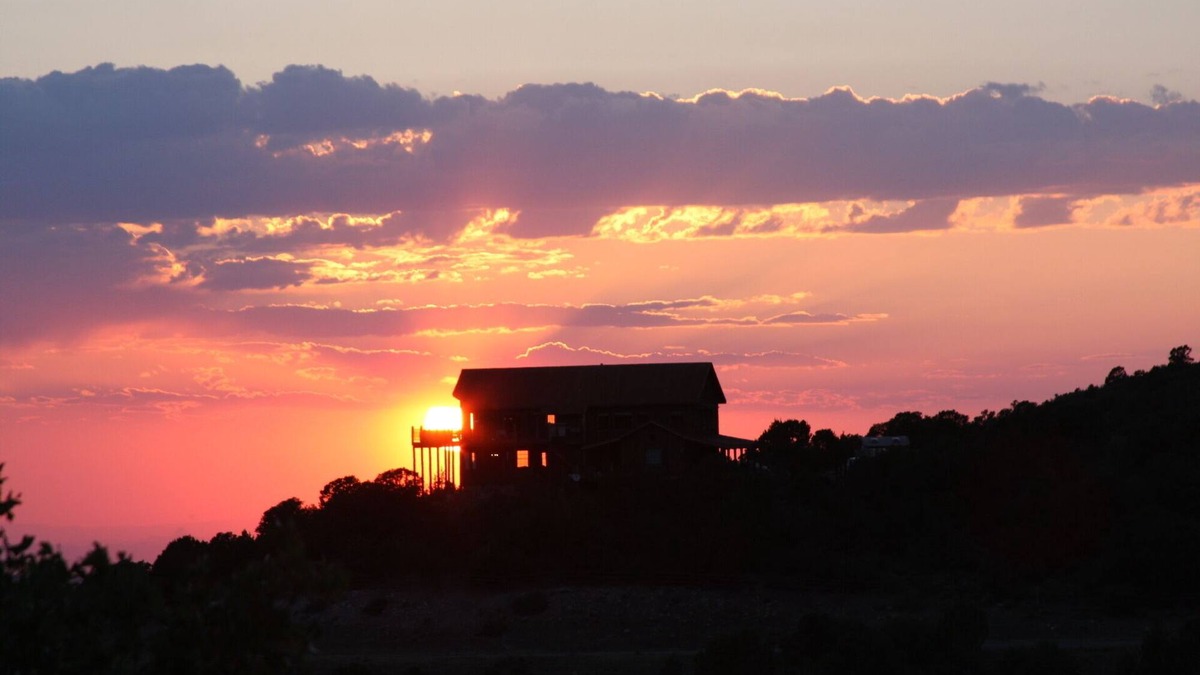 Spanish Valley Cabin | 40%OFF 9/1-9/15/25 Note: Summer25 at booking. Cedar Bend Lodge Cabin @ Whispering Oaks, 20 miles from Moab!