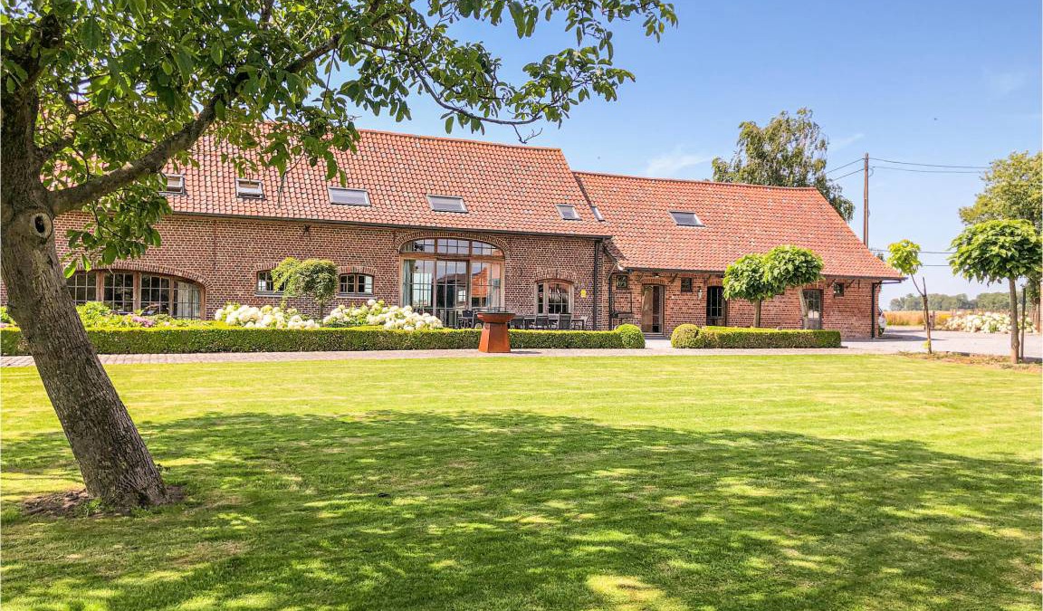Tielt House | 400 m² House ∙ 9 bedrooms ∙ 27 guests