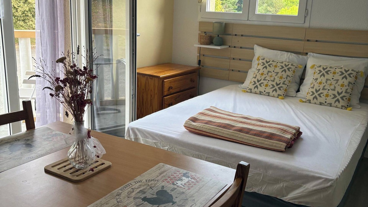 Eugenie-les-Bains Apartment | 400 meters from the thermal baths, lovely, quiet studio with balcony not overlooked.