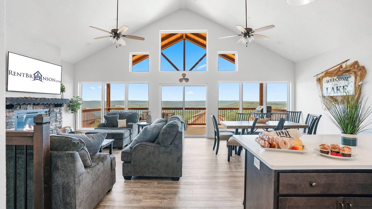 Kimberling City House | $400 of Daily Activities Free, Amazing Lake Views, Big Deck, Patio with New Hot Tub