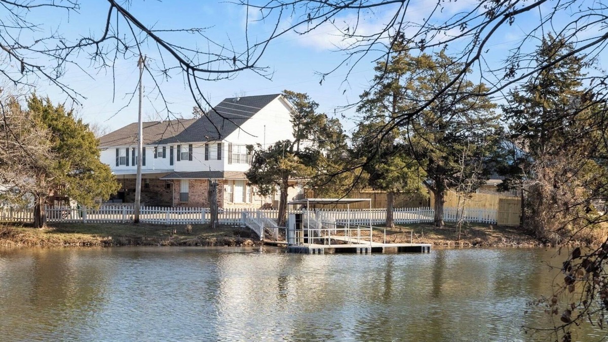 Warr Acres House | 4000 sqft Lakefront Retreat | 15 Mins to OKC State Fair | Private Hot Tub | #NH