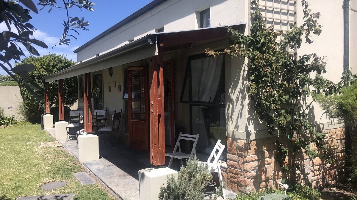 Struisbaai House | 400m from the beach .