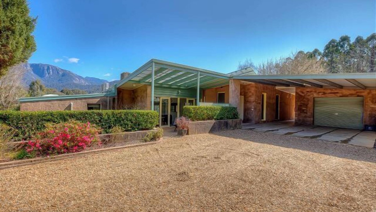 Buckland House | 401Buckland, Buckland