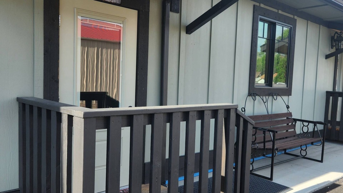 Gardiner Cabin | 406 River Lodge: Yellowstone River in your backyard. Newly built lodge.