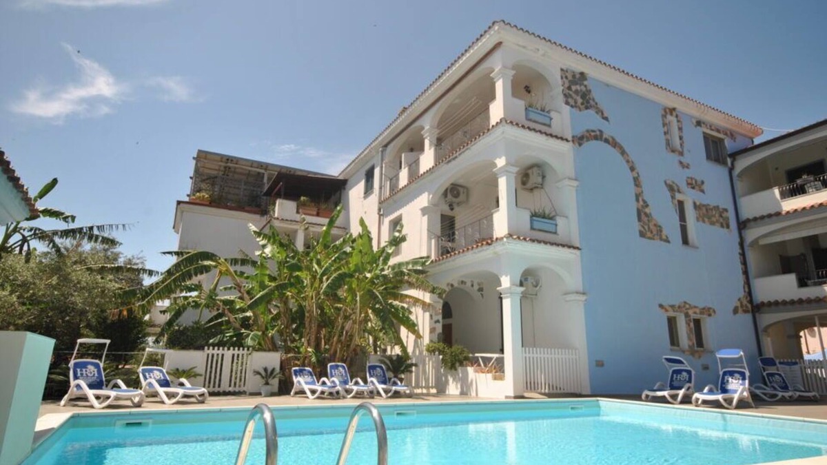 Orosei Apartment | 4½-room apartment (126m²) on ground floor with veranda and access to the garden.