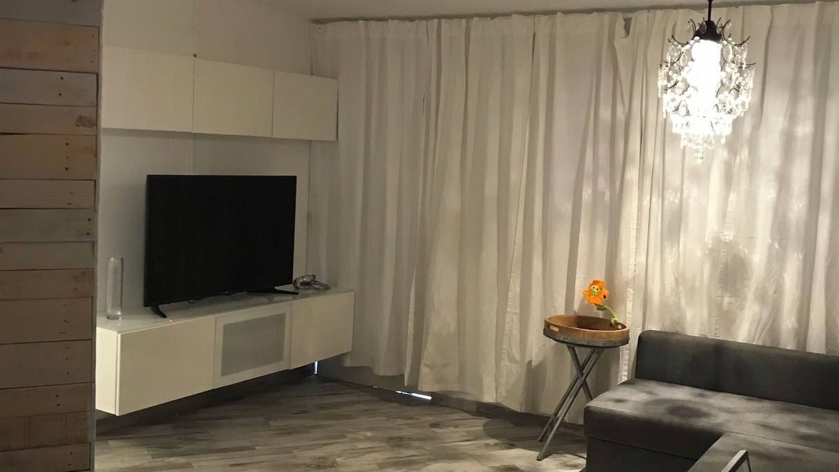 Eleanor Roosevelt Apartment | 419 Roosevelt Downtown local-Urban humble area. Charming 1-bedroom apartment