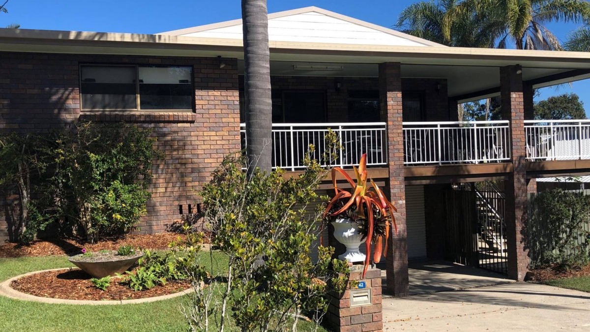 Rainbow Beach House | 42 Rumbalara Avenue - Rainbow Beach. Huge Beach House - Bring The Whole Family!
