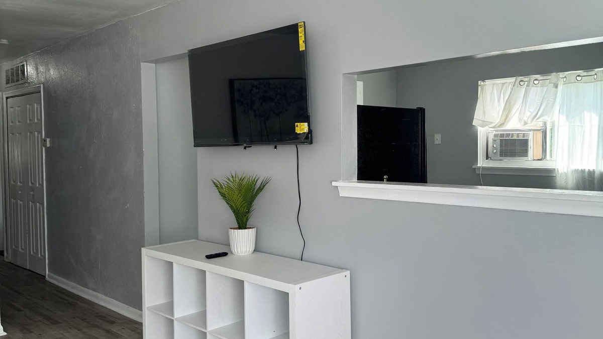 Detroit House | 420 friendly 3-bedroom house in Detroit with WiFi, AC