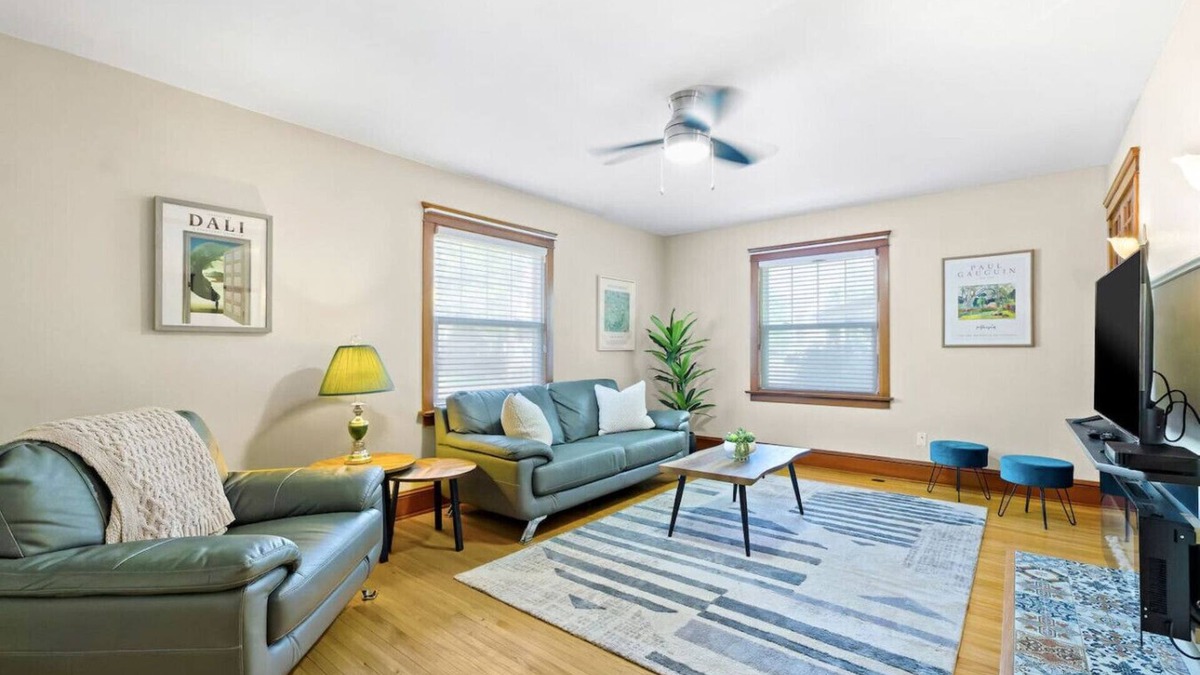 Queens Square House | 43-1 Heritage-King bed-Sleeps 6