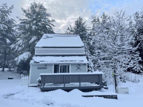 Twin Mountain House | 43TV peaceful retreat in the White Mountain fireplace fire pit large yard WiFi AC