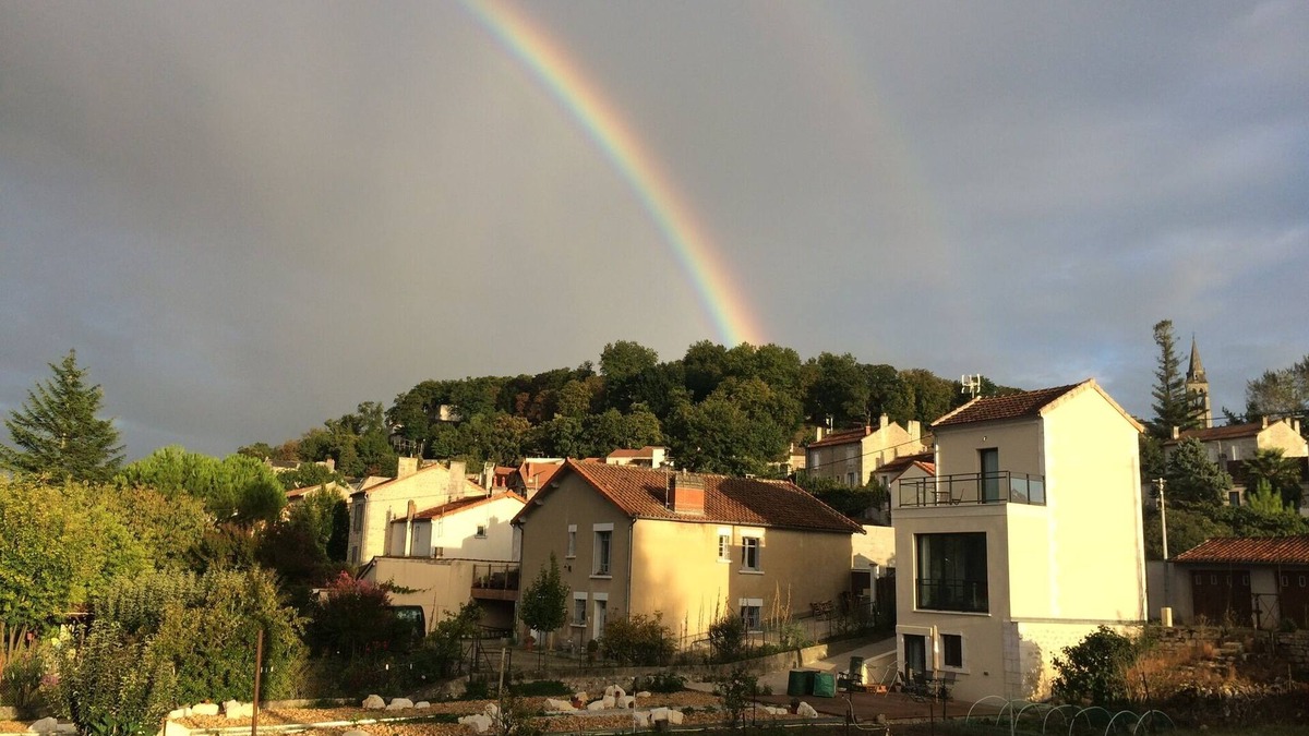 Angouleme House | 44 Rue Maurice Utrillo - the small,tall, riverside house