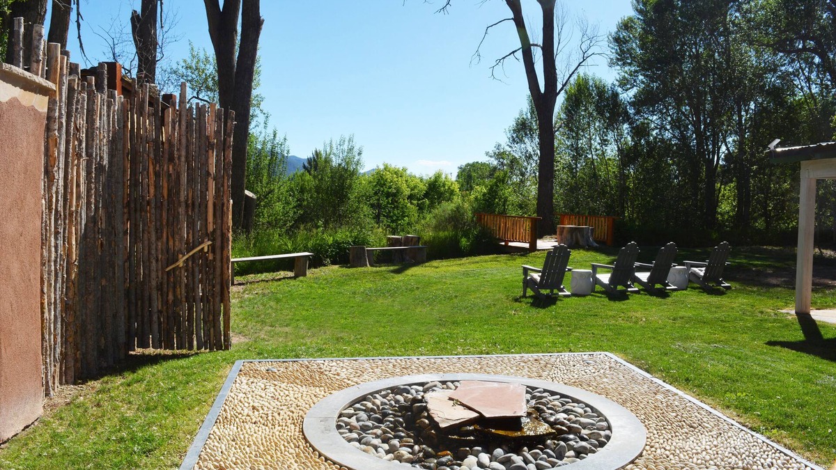 Taos House | “44a - Orchard Pommerale” is a treasure for relaxation with southwest charm