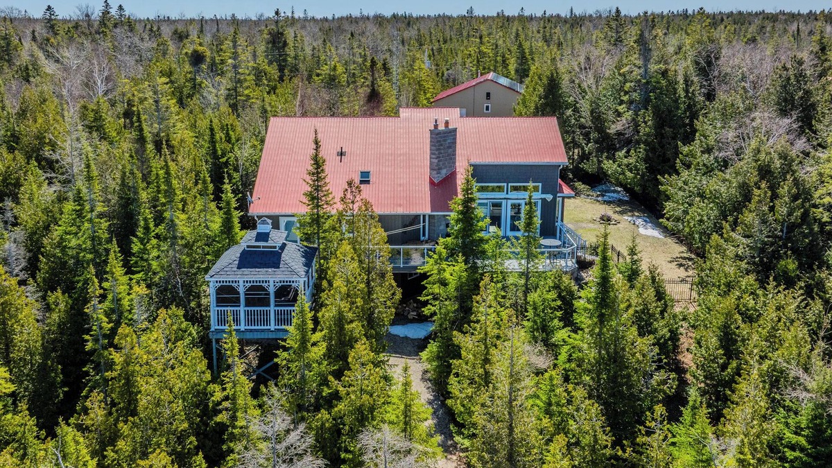 Tobermory Cottage | 45 Degrees North - Tobermory Hot Tub & Games Room
