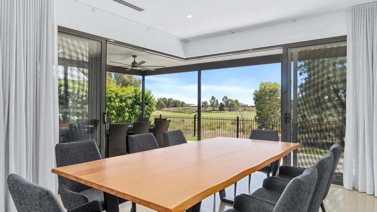 Yarrawonga House | 45 On Fairway overlooking the Black Bull golf course.