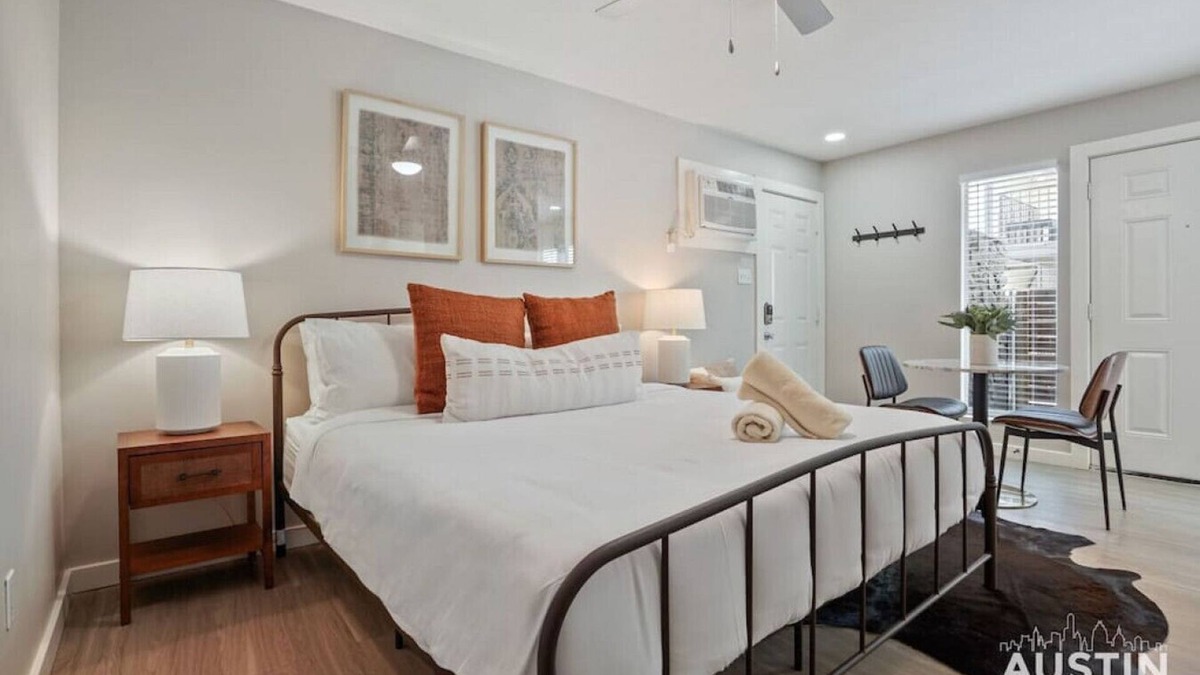 Hyde Park Apartment | 4552 Ave A xxxxxxxxx
