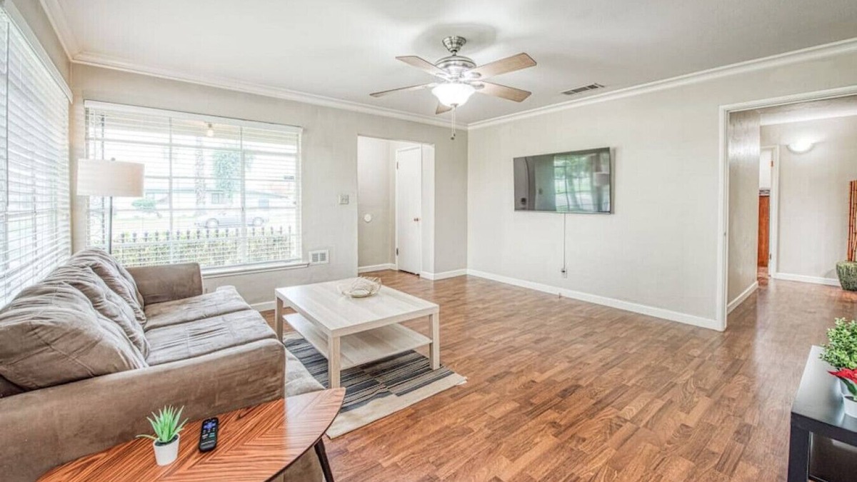 Raisin House | 4689 E Cambridge House · Fresno Airport Wonderfull Home King Bed, deep bath