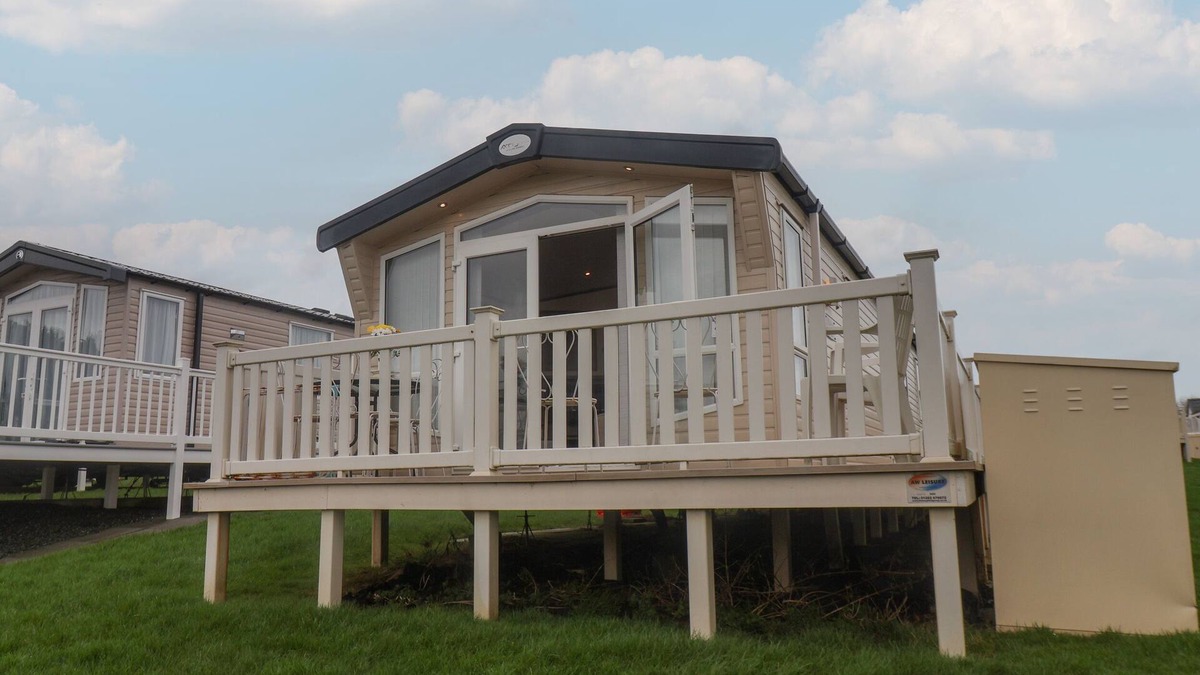 Cayton Bay Cottage | 47 THE DRAKE FORGETMEKNOT, pet friendly, with a garden in Cayton Bay