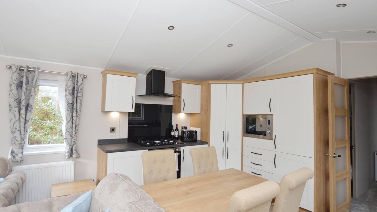 Weybourne Cottage | 476 Kelling Heath - a holiday caravan that sleeps 4 guests in 2 bedrooms