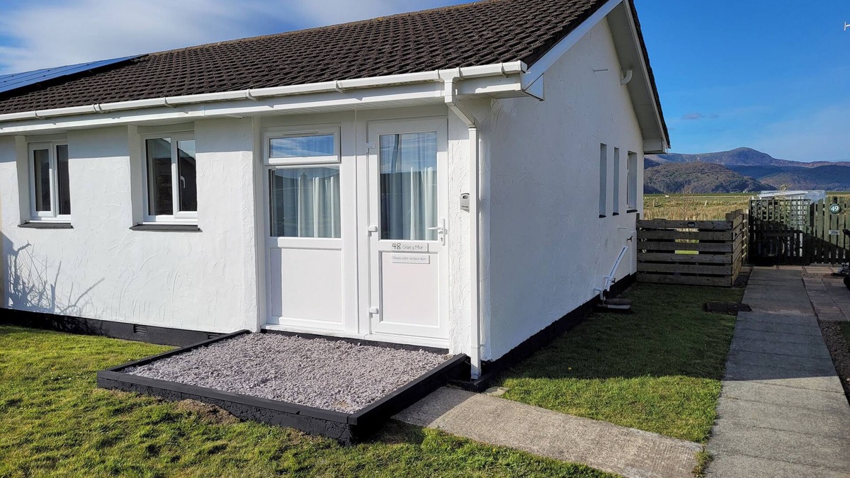 Fairbourne House | 48 GLAN Y MOR, pet friendly, country holiday cottage in Fairbourne