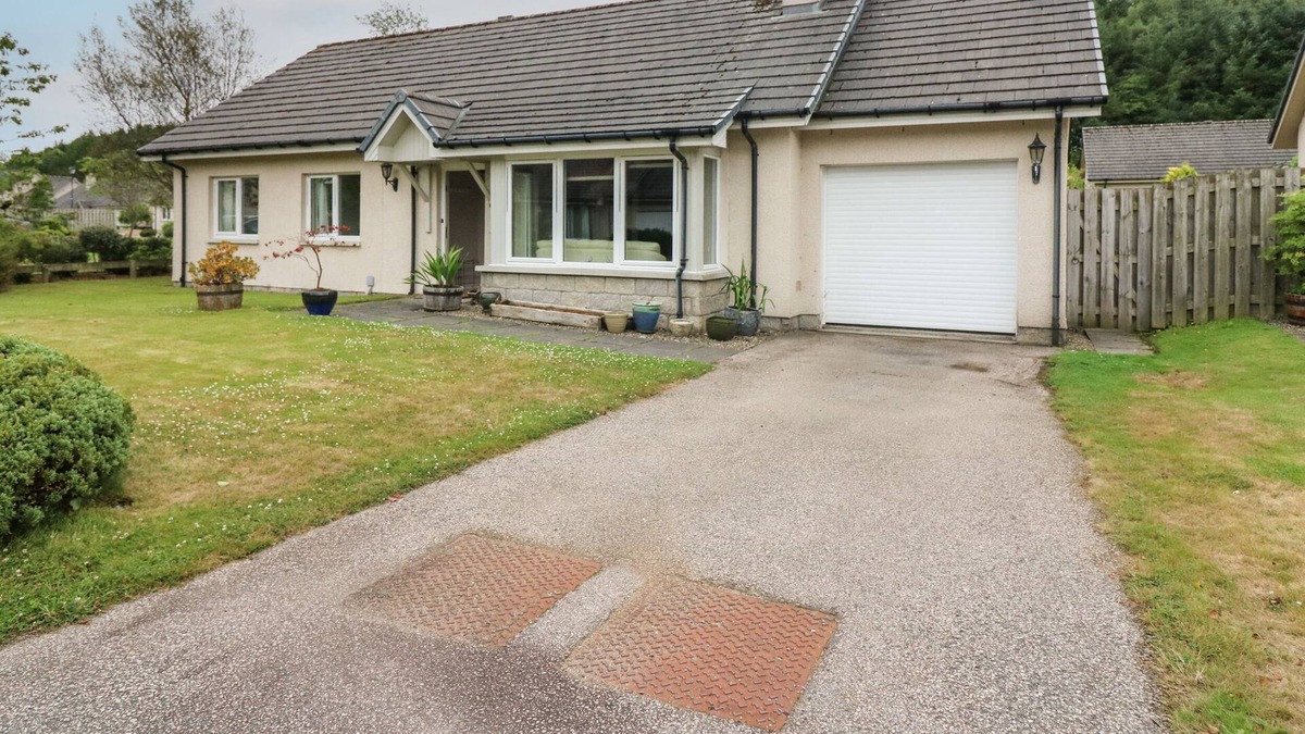 Ellon Cottage | 49 METHLICK WOOD, pet friendly, country holiday cottage in Methlick