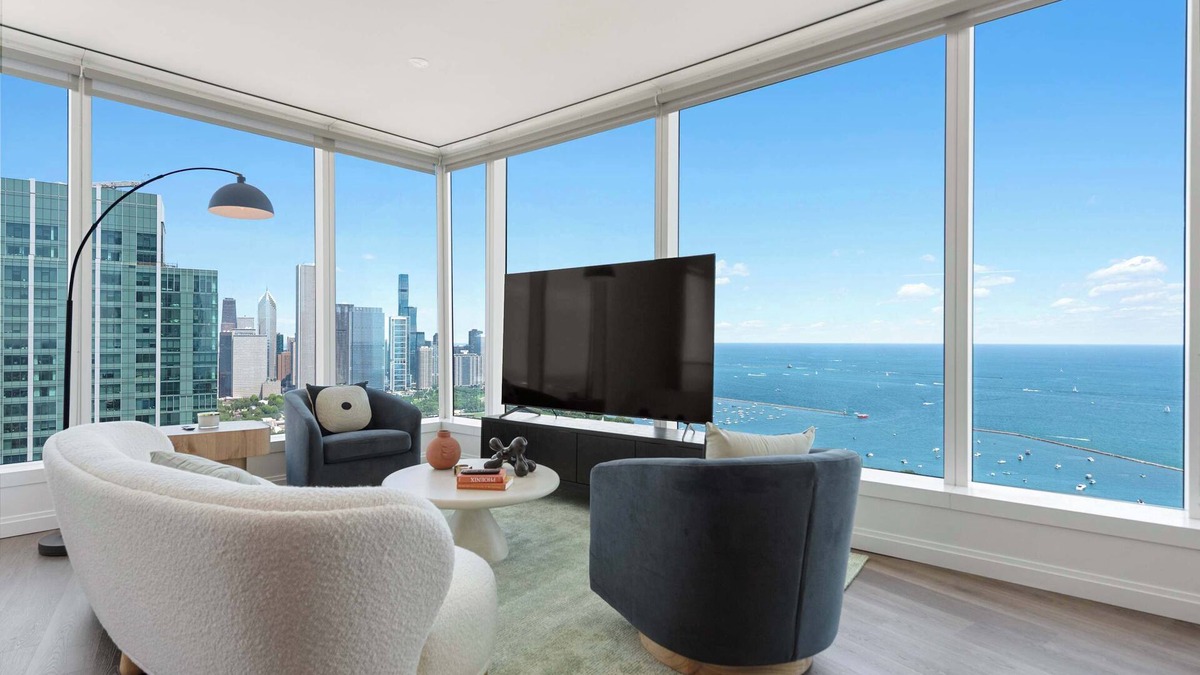 The Loop Apartment | 49th Fl Luxury Retreat + Stunning Lake Views