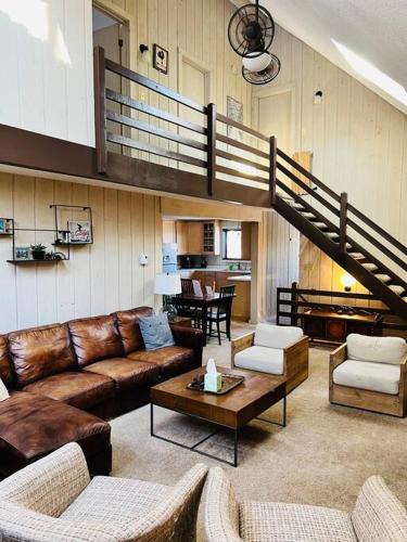West Dover House | 4BD 2BA - Mount Snow VT - Ski-Back Trail - Shuttle