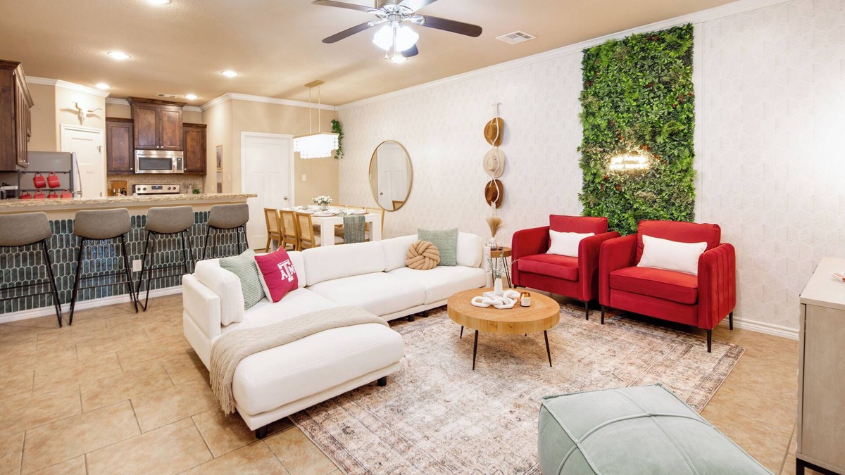 Wellborn House | 4bd/4bath w/Community Pool & Beach Volleyball - 6mins to Kyle Field