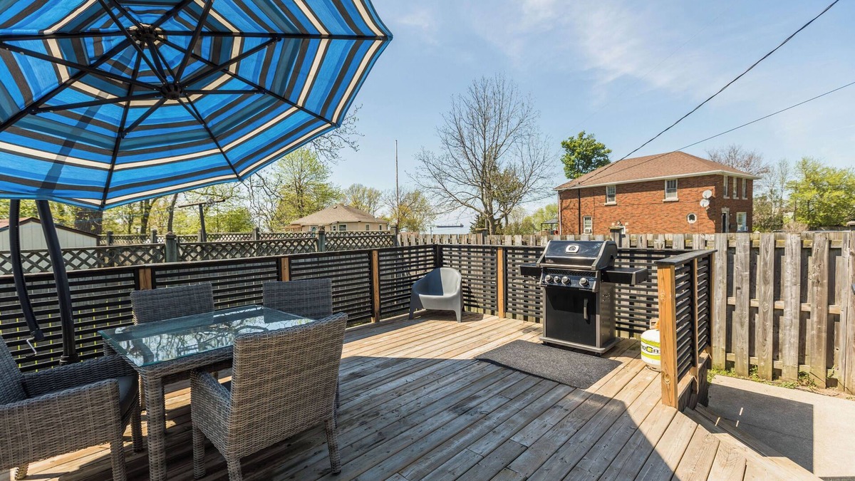 St. Catharines House | 4BDRM Sunset Niagara Home + Outdoor Patio + Lake