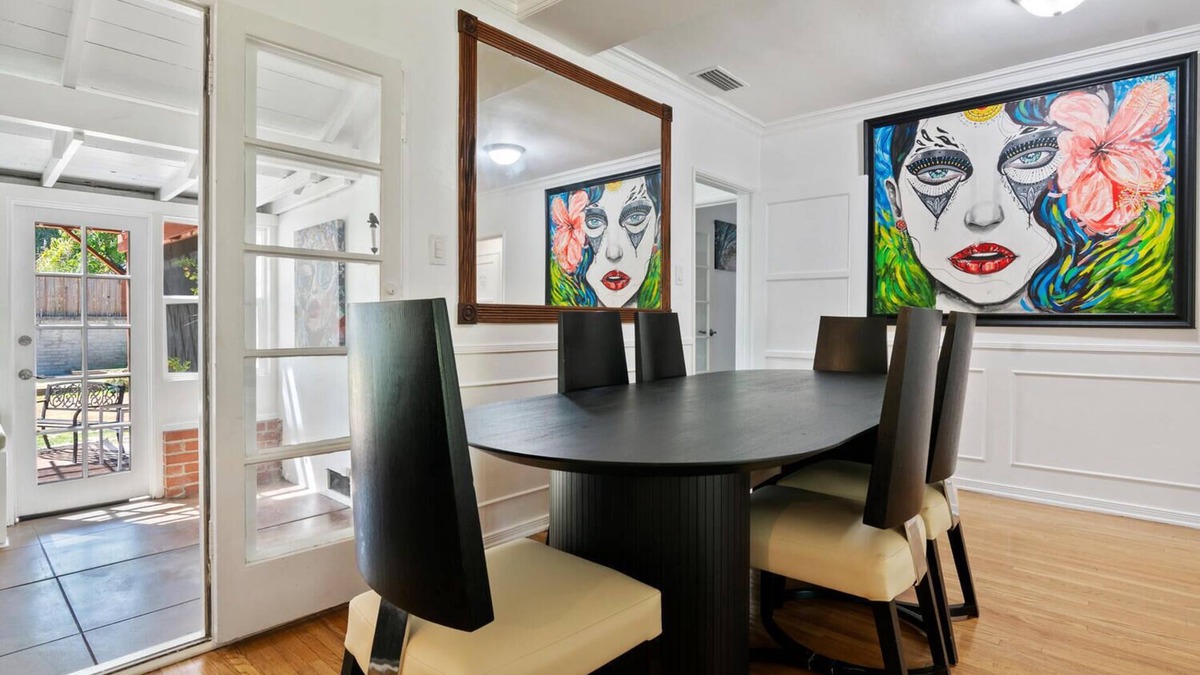 Valley Village House | 4bed 3bath villa with piano in Los Angeles by universal studio & Hollywood-12