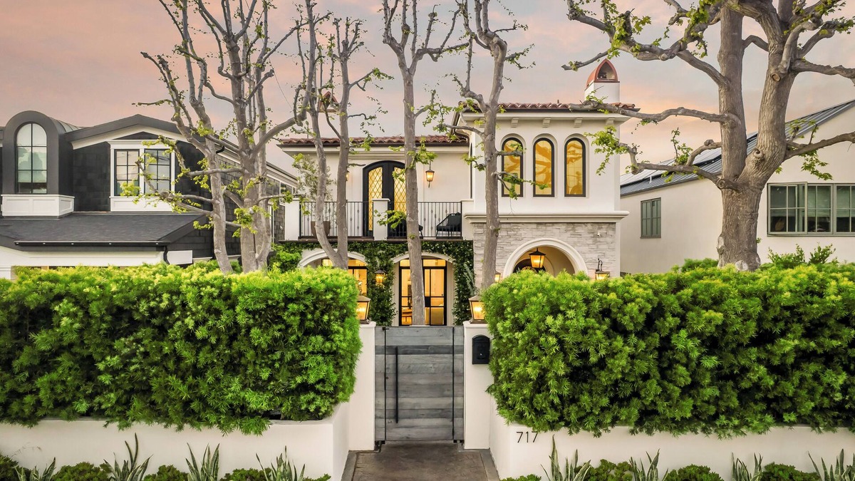 Tree Section House | 4bed/6bath Santa Barbara coastal Estate in Manhattan Beach